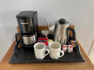 Příslušenství pro přípravu čaje a kávy v ubytování The Edenwild Boutique Inn