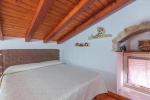 Schlafzimmer mit einem Bett und einem Fenster in der Unterkunft Casetta con piscina fra Catania e Siracusa in Lentini