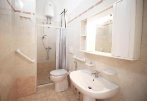 Bagno di Casa Simone by RENTHOUSESALENTO