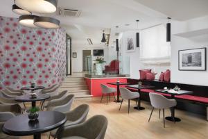 - un restaurant avec des tables et des chaises dans une salle dans l'établissement Hotel La Grisa, à Bale