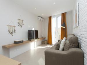 Televízia a/alebo spoločenská miestnosť v ubytovaní Sunny Playa Apartment