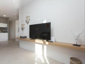 Televízia a/alebo spoločenská miestnosť v ubytovaní Sunny Playa Apartment