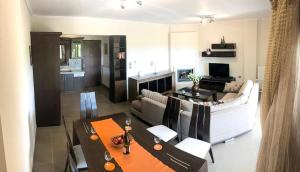 TV a/nebo společenská místnost v ubytování Tristan Beachfront House + 37 fotografií