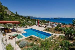 Bazén v ubytovaní Apartment in Orebic with sea view, terrace, air conditioning, WiFi 114-2 alebo v jeho blízkosti