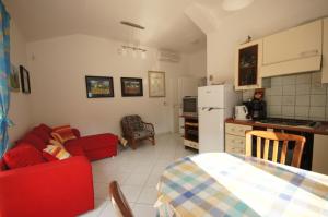 Kuchyňa alebo kuchynka v ubytovaní Apartment in Orebic with sea view, terrace, air conditioning, WiFi 114-2
