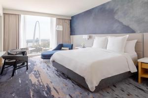 Кровать или кровати в номере Four Seasons St. Louis