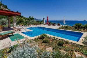 Bazén v ubytovaní Apartment in Orebic with sea view, terrace, air conditioning, WiFi 114-2 alebo v jeho blízkosti