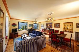 a living room with a couch and a table at La Cochera de Somao, casona de tipología indiana in Somado