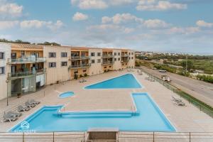 Una vista aérea de una piscina en un edificio. en Ericeira Waves Apartment, en Ericeira