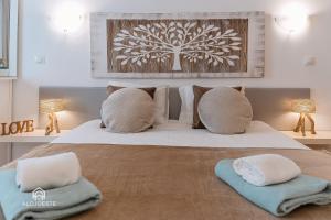 Un dormitorio con una cama con dos almohadas encima. en Ericeira Waves Apartment, en Ericeira 20 fotos más