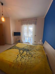 カステッランマーレ・デル・ゴルフォにあるResidence del Golfoのベッドルーム1室(大型ベッド1台、黄色い毛布付)