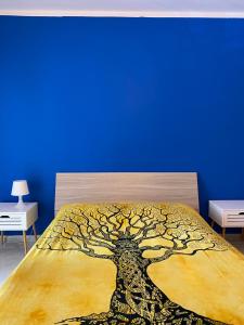 カステッランマーレ・デル・ゴルフォにあるResidence del Golfoの青い壁に描かれた木のベッド