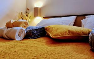 卡尔洛瓦茨Happy Sparrow的床上配有两个枕头,上面有泰迪熊