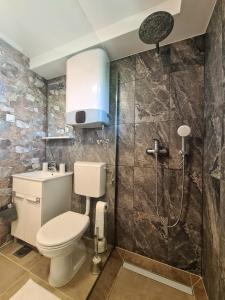 La salle de bains est pourvue d'une douche et de toilettes. dans l'établissement Happy Sparrow, à Karlovac