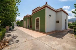 une maison avec un vert et un blanc dans l'établissement Villa Fuente Victoria, à Fuente Victoria