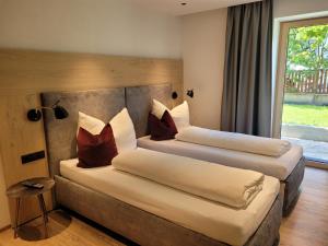 a hotel room with two beds with pillows at Alpen Quartier in Uderns