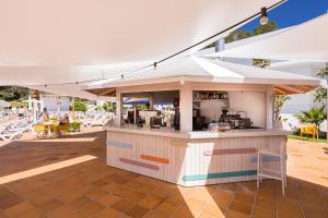 un carrello di cibo sul patio di un resort di Balansat Resort a Puerto de San Miguel