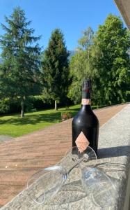 una botella de vino sentada en una mesa en Villa Giulia - Marguareis, en Peveragno