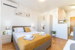 ein Schlafzimmer mit einem Bett mit Handtüchern darauf in der Unterkunft Apartments Plokite in Split