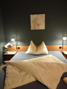Un pat sau paturi într-o cameră la Hotel Restaurant Bad Gutenburg