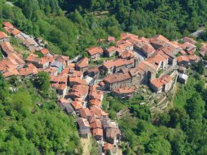 een luchtzicht op een stad op een berg bij Il Borgo Dei Corsi - Charming Holiday Apartments in Ortignano Raggiolo