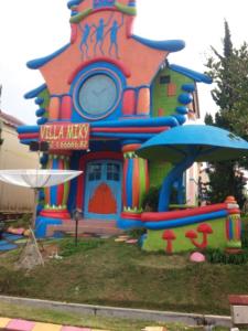 ein Spielhaus in Form eines Gebäudes in der Unterkunft Villa Miky Kota Bunga Puncak Cianjur Bogor in Cinengangirang