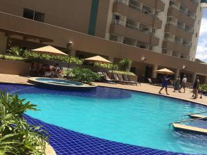 a large blue swimming pool in a hotel at OLÍMPIA PARK RESORT O MAIS DIVERTIDO RESORT EM FRENTE AO THERMAS DOS LARANJAIS - PAGUE em ATÉ 12 VEZES in Olímpia
