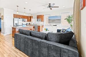 Köök või kööginurk majutusasutuses ❤️ The Top End Townhomes with Stunning Views On One-Of-A-Kind Rooftop Deck! WOW!