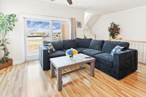 Istumisnurk majutusasutuses ❤️ The Top End Townhomes with Stunning Views On One-Of-A-Kind Rooftop Deck! WOW!