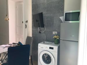 kuchnia z pralką i lodówką w obiekcie casa SorrisiEsoGni w Cagliari