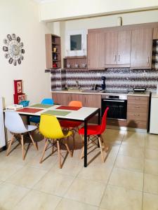 a kitchen with a dining room table and chairs at LuckyGeorge IsimeriaHomz in Thessaloniki