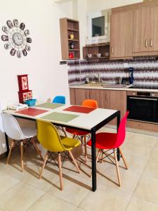 a kitchen with a dining table and chairs at LuckyGeorge IsimeriaHomz in Thessaloniki