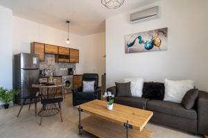 een woonkamer met een bank en een tafel bij Nala - 2 BR Apartment in Larnaca in Larnaka