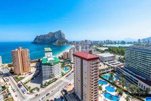 widok miasta i oceanu z lotu ptaka w obiekcie INMOWEAVER 22B ES Con preciosas vistas al mar w mieście Calpe