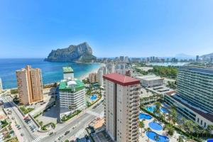 widok miasta z lotu ptaka z widokiem na ocean w obiekcie INMOWEAVER 22B ES Con preciosas vistas al mar w mieście Calpe