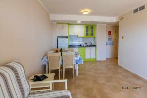 Kuchnia lub aneks kuchenny w obiekcie INMOWEAVER 22B ES Con preciosas vistas al mar