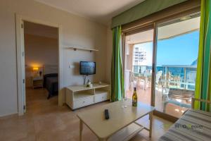 salon z widokiem na balkon w obiekcie INMOWEAVER 22B ES Con preciosas vistas al mar w mieście Calpe