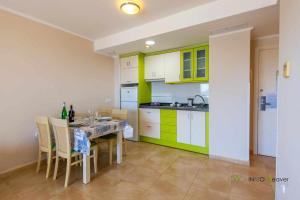 Kuchnia lub aneks kuchenny w obiekcie INMOWEAVER 22B ES Con preciosas vistas al mar