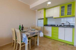 Kuchnia lub aneks kuchenny w obiekcie INMOWEAVER 22B ES Con preciosas vistas al mar