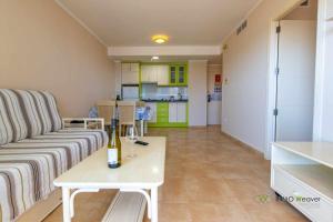 Kuchnia lub aneks kuchenny w obiekcie INMOWEAVER 22B ES Con preciosas vistas al mar