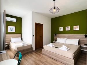 Postel nebo postele na pokoji v ubytování Oda Hotel Tirana + 37 fotografií
