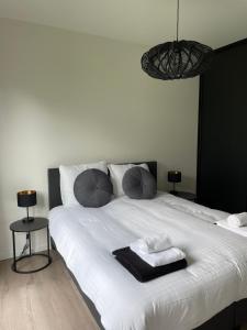 Postel nebo postele na pokoji v ubytování The White Oak - Luxe 4 persoons bungalow met prive sauna
