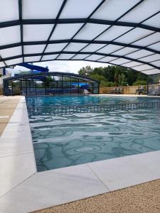 une piscine avec un bâtiment en arrière-plan dans l'établissement Mobil home 6 pers camping coeur de vendee, à Le Pont Legé