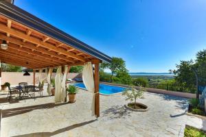 Bazén v ubytovaní Holiday house Barba - Vrana alebo v jeho blízkosti