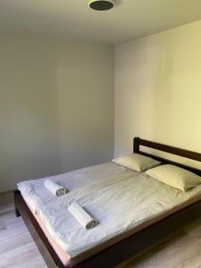 ein Schlafzimmer mit einem Bett mit zwei Handtüchern darauf in der Unterkunft Atpūtas Namiņš pie jūras Saulkrasti in Saulkrasti