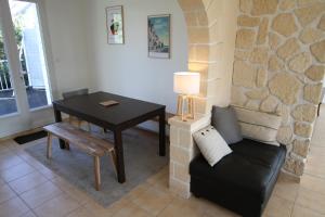 - un salon avec une table et un canapé dans l'établissement Magnifique appartement T5 avec grande terrasse, à 400m de la plage, à Saint-Nazaire