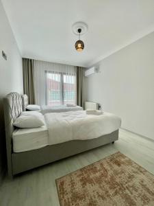 Кровать или кровати в номере Shahin Golden Hotel l الصقر الذهبي…