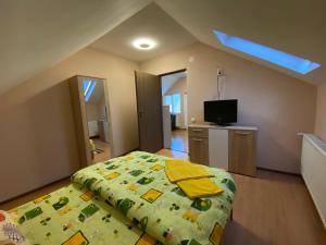 une chambre avec un lit avec une couette verte dans l'établissement Apartament Ioana, à Râșnov