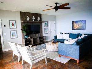 Posezení v ubytování Waimea Bay Luxury Estate Views & Hot Tub