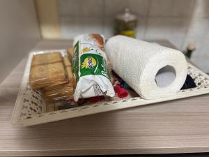 uma cesta com um rolo de papel toalhas e pão em A due passi dalla cattedrale em Palermo